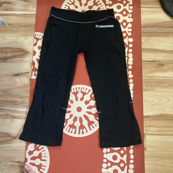 ALO Yoga Pants - ALO Yoga Black capri flare Leggings